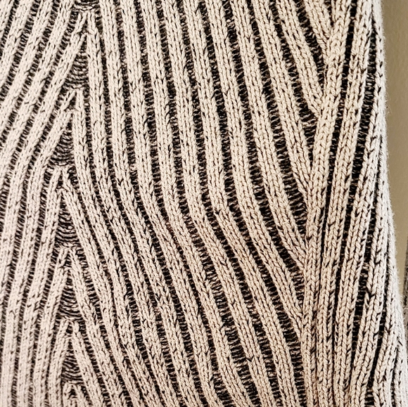 Lovely Knitted Sweater. - Picture 4 of 5